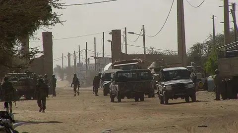 Imagen de Reuters de vehículos militares en Mali.