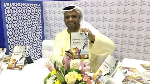 El poeta emiratí Talal Said Aljunaibi muestra su obra en español 'Los Emiratos en el corazón' durante la 38 edición de la Feria Internacional del Libro de Sharjah. (EL CORREO)