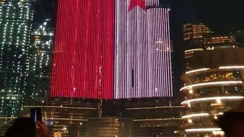 Numerosas personas se congregaron ante el Burj Khalifa iluminado con los colores y símbolos de la bandera de Panamá. (Cedida)