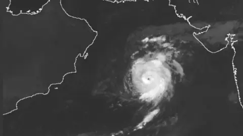 Imagen de satélite del ciclón Maha a las 8.00 horas de este lunes.