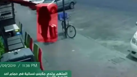 La Policía de Dubai difundió la imagen del ladrón con abaya por las calles de la ciudad.