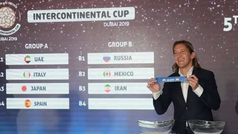El ex futbolista español Michel Salgado durante el sorteo de fútbol playa de Dubai.