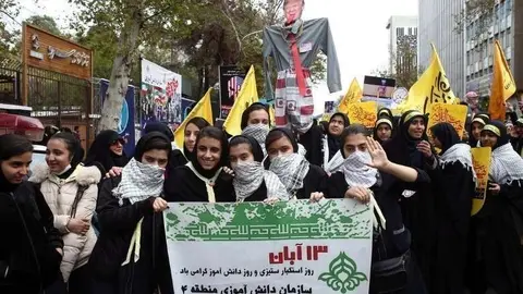 En la imagen de Reuters, un momento de la manifestación iraní contra EEUU.