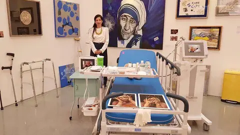 La artista ecuatoriana en la habitación de la tolerancia dedicada a María Teresa de Calcuta. (Mireia Julià) 