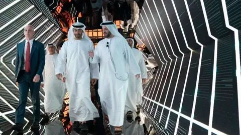 El príncipe heredero de Abu Dhabi recorre las instalaciones de EDGE.
