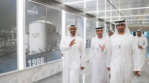 El príncipe heredero de Abu Dhabi recorre la sede de ADNOC este lunes.