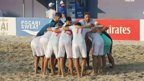 Los españoles se juramentan en el instante de comenzar el partido frente a Japón este jueves en Dubai. (EL CORREO)