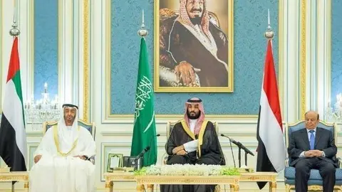 El príncipe heredero de Abu Dhabi, el príncipe heredero de Arabia Saudita Mohammed bin Salman (Centro) y el presidente de Yemen durante la firma de un acuerdo negociado entre el Gobierno de Yemen y separatistas del sur. (SPA) 