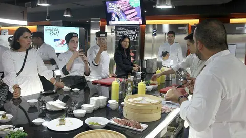 El chef Kisco García, durante la masterclass' en la escuela de hostelería International Centre for Culinary Art Dubai. (EL CORREO)