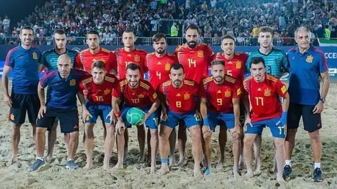 La formación del equipo de España en el momento de iniciar la final frente a Irán. (@dubaisc)