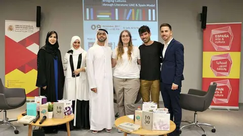 Los escritores españoles y emiratíes junto a responsables de la Embajada de España y de la Autoridad de Cultura de Dubai. (EL CORREO)