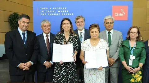La ministra de Medio Ambiente de Chile -izquierda- y la secretaria ejecutiva de Cambio Climático de Naciones Unidas muestran en Bonn para la organización de la Cumbre del Clima en Santiago. (COP25)