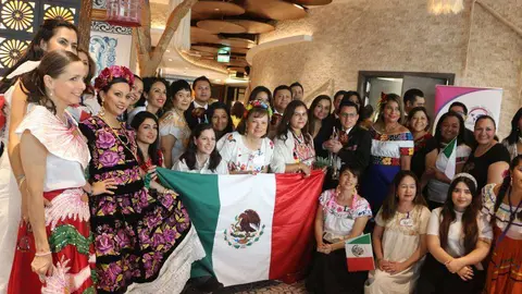 Las mexicanas lucieron vestidos autóctonos de diferentes regiones de su país. (EL CORREO)