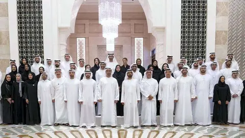 Los líderes de EAU junto a los graduados emiratíes.
