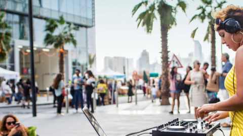 Música ambientara diferentes eventos. (www.instagram.com/dubaidesignweek/)
