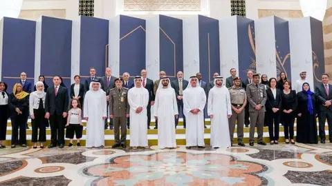 El gobernante de Dubai junto a una representación de investigadores y científicos.