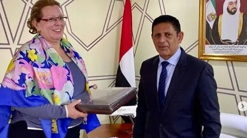 La presidenta del Consejo de Estado de Colombia junto al embajador emiratí en Bogotá.