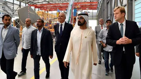 El gobernante de Dubai recorre una planta de Airbus.