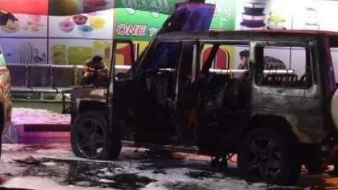 El Mercedes completamente carbonizado.