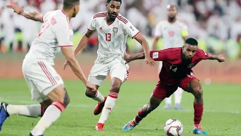 Un partido de las selecciones de fútbol de Emiratos y Qatar.