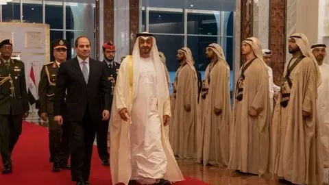 El presidente de Egipto junto al príncipe heredero de Abu Dhabi.(WAM)
