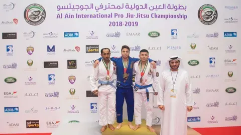 Willy Fernández en el centro de la imagen con una de sus medallas de oro.