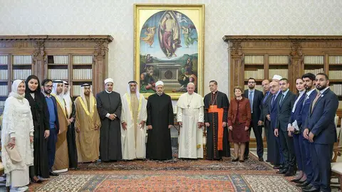 El Papa Francisco y el Gran Imam de Al Azhar Al Sharif, con la delegación emiratí en el Vaticano. (WAM)