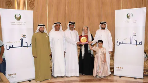 Momento de la entrega de la placa a Inocenta Sánchez.