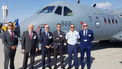 El embajador de España y agregado de Defensa, en Dubai Airshow junto a los miembros de la delegación española. (@EmbEspEAU)
