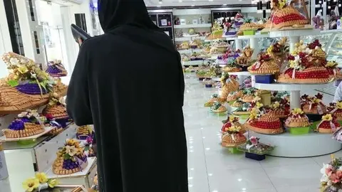 Un mujer árabe en una tienda en Emiratos. (EL CORREO)