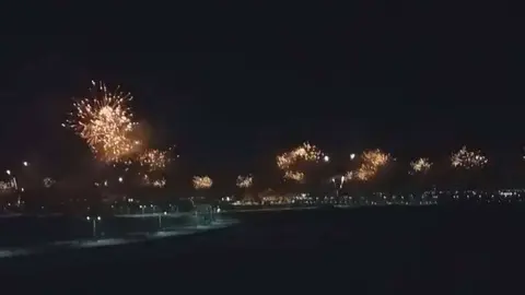 Fuegos artificiales en Emiratos Árabes. (EL CORREO)