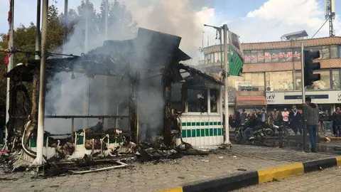 Manifestantes en Irán han incendiado edificios públicos.