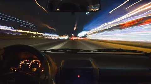 El conductor conducía  a 160 km/h (www.pexels.com)