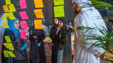 Los artistas hacen una lluvia de ideas para la creaci&oacute;n del logo. (WAM)