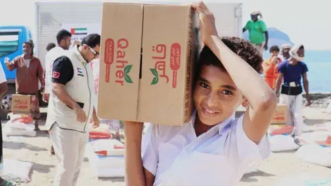 Niños de Yemen recibiendo ayudas (WAM)