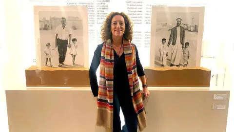 La artista española María José Rodríguez, junto a las dos obras que expone en Abu Dhabi Art. (EL CORREO)
