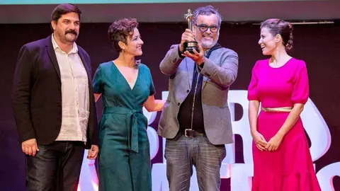 Momento de entrega del Colón de Oro a los responsables de la película 'Canción sin nombre'. (Cedida)