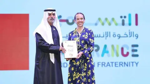 Francisca Méndez recibe el reconocimiento del ministro de Tolerancia. (Cedida)