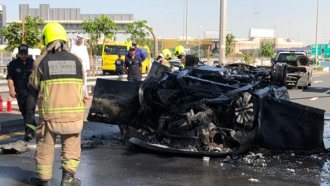 La Policía de Dubai difundió esta imagen del coche siniestrado.