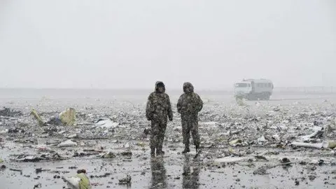Equipos de emergencia rusos en la escena del accidente.