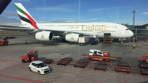 Avión de Emirates en el aeropuerto de Madrid. (EL CORREO)