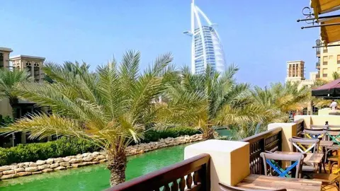 Una imagen del Burj Al Arab desde Madinat Jumeirah de Dubai. (EL CORREO)