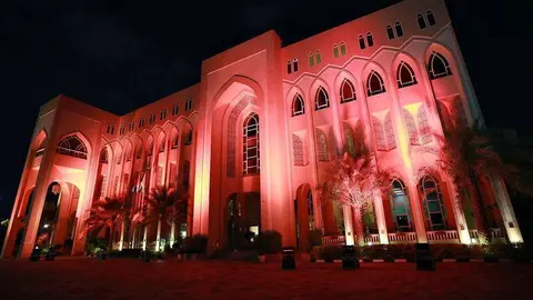 Sede de la Unión General de Mujeres de EAU, iluminada de naranja. (WAM)