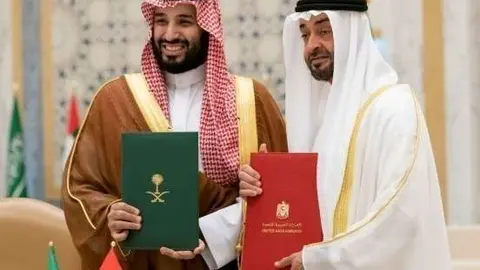 Los príncipes herederos de Abu Dhabi y Arabia Saudita en EAU en noviembre de 2019.