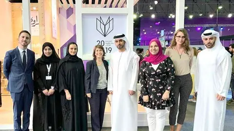 Representantes de España y de la Biblioteca Islámica de Madrid, durante su encuentro con responsables de la Bibliotecas Públicas de Sharjah. (@EmbEspEAU)