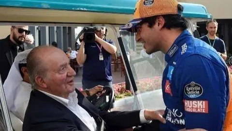 El rey Juan Carlos saluda al piloto español Carlos Sainz en Abu Dhabi. (Instagram)
