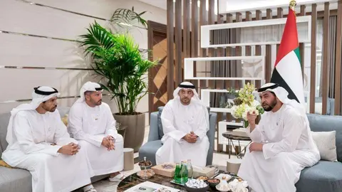 El jeque Hamdan bin Zayed Al Nahyan junto a otras autoridades de Al Dhafra