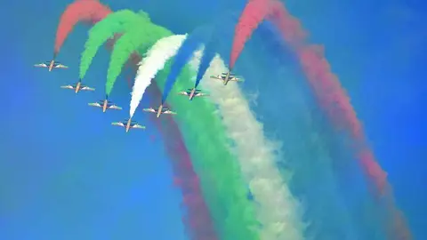 El equipo de acrobacias aéreas Al Fursan en el circuito de Yas Marina. (The National)