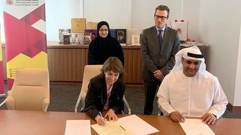 Luisa Mora firma uno de los acuerdos suscritos por la Biblioteca Islámica en Emiratos Árabes en presencia del embajador de España, entre otras personas. (Cedida)