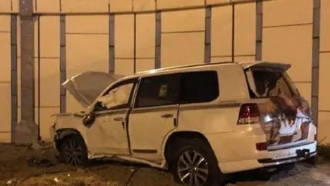 Una imagen del coche accidentado difundida por la Policía de Abu Dhabi.